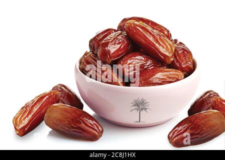 Schüssel mit entsteinten Süße getrocknete Datteln Frucht isoliert auf weißem Hintergrund. - Bild Stockfoto