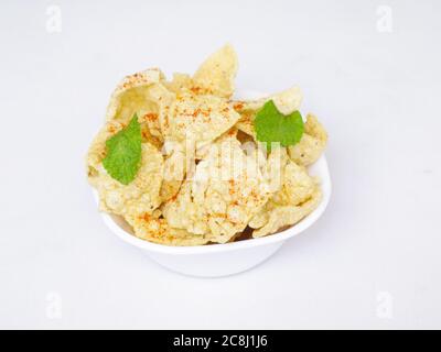 Frittierte Khichiya Papad, traditionelle indische Snacks, indische knusprige gebratene Snack Papad oder Papadam aus Reisboden auf einem Teller serviert. Auch bekannt als Stockfoto