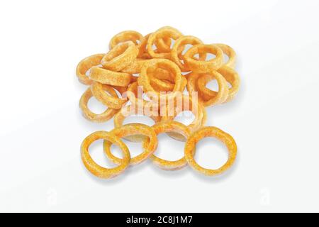 Würzige Maisringe Snack, Fryum Zwiebelringe, Haufen von knusprigen Maisring, Sahne & Zwiebel Snack, Mini-Ring (Fryums - Frymus) isoliert auf weißem Hintergrund, SW Stockfoto