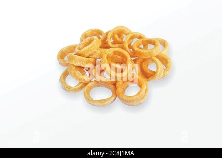 Würzige Maisringe Snack, Fryum Zwiebelringe, Haufen von knusprigen Maisring, Sahne & Zwiebel Snack, Mini-Ring (Fryums - Frymus) isoliert auf weißem Hintergrund, SW Stockfoto