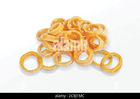 Würzige Maisringe Snack, Fryum Zwiebelringe, Haufen von knusprigen Maisring, Sahne & Zwiebel Snack, Mini-Ring (Fryums - Frymus) isoliert auf weißem Hintergrund, SW Stockfoto