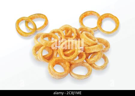 Würzige Maisringe Snack, Fryum Zwiebelringe, Haufen von knusprigen Maisring, Sahne & Zwiebel Snack, Mini-Ring (Fryums - Frymus) isoliert auf weißem Hintergrund, SW Stockfoto