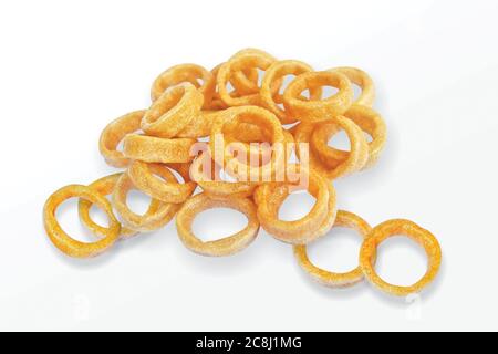 Würzige Maisringe Snack, Fryum Zwiebelringe, Haufen von knusprigen Maisring, Sahne & Zwiebel Snack, Mini-Ring (Fryums - Frymus) isoliert auf weißem Hintergrund, SW Stockfoto