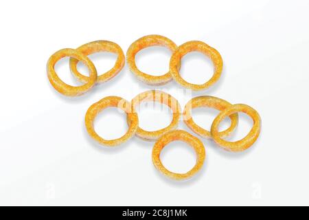 Würzige Maisringe Snack, Fryum Zwiebelringe, Haufen von knusprigen Maisring, Sahne & Zwiebel Snack, Mini-Ring (Fryums - Frymus) isoliert auf weißem Hintergrund, SW Stockfoto