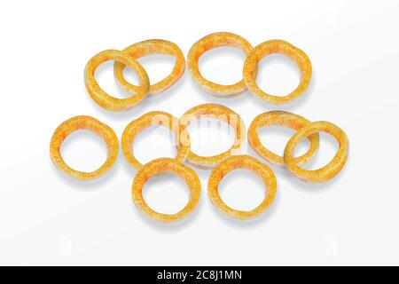 Würzige Maisringe Snack, Fryum Zwiebelringe, Haufen von knusprigen Maisring, Sahne & Zwiebel Snack, Mini-Ring (Fryums - Frymus) isoliert auf weißem Hintergrund, SW Stockfoto