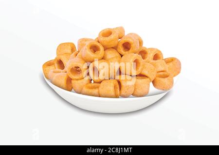 Würzige Maisringe Snack, Fryum Zwiebelringe, Haufen von knusprigen Maisring, Sahne & Zwiebel Snack, Mini-Ring (Fryums - Frymus) isoliert auf weißem Hintergrund, SW Stockfoto