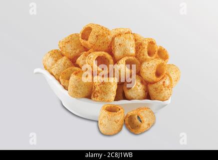 Gebratene und würzige gelbe pfeifenförmige Fryums (Papad Pipe) sehr knusprig. Kinder lieben sie sehr viele Snacks oder Fryums (Snacks Pellets) serviert in einem w Stockfoto