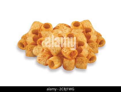 Gebratene und würzige gelbe pfeifenförmige Fryums (Papad Pipe) sehr knusprig. Kinder lieben sie sehr viele Snacks oder Fryums (Snacks Pellets) serviert in einem w Stockfoto