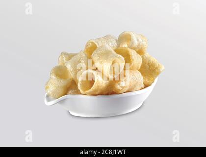 Gebratene und würzige gelbe pfeifenförmige Fryums (Papad Pipe) sehr knusprig. Kinder lieben sie sehr viele Snacks oder Fryums (Snacks Pellets) serviert in einem w Stockfoto