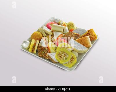 Foto der Indischen Spezialitäten serviert in Silber oder Holzplatte. Vielzahl von Peda, burfi, laddu in dekorative Platte, selektiver Fokus Stockfoto