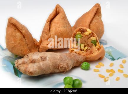 Vegetarische samsa oder Samosas (Samosa). Indische spezielle traditionelle Street Food, punjabi Samosa oder Coxinha, Croquete und andere gebratene brasilianische Snacks. - Stockfoto