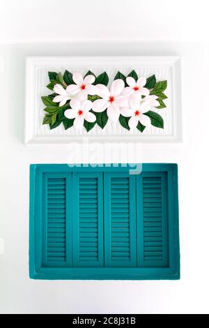 Blaue Holzfenster, die an weißen Wänden versiegelt sind Stockfoto