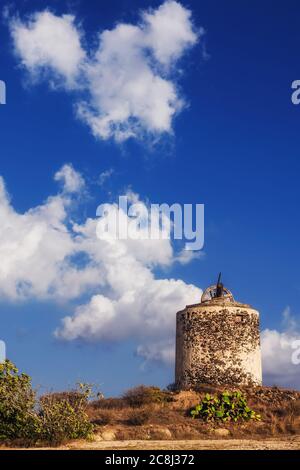 Alte Windmühle Ruinen auf einem Hügel auf Santorini Insel, Griechenland Stockfoto