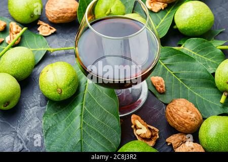 Likör aus unreifen Walnüssen oder Nussknacker.Nocino im Glas, italienischer Likör Stockfoto