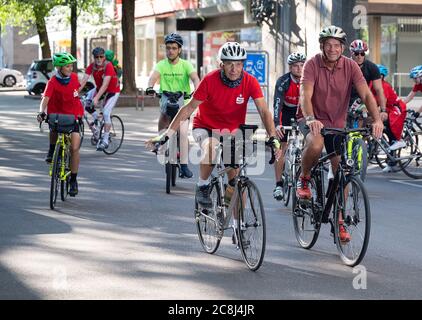 Heilbronn, Deutschland. Juli 2020. Der ehemalige Rennradfahrer Orwin Czarnowski (l.) und Thomas Strobl (CDU), Minister des Innern, Digitalisierung und Migration Baden-Württembergs, fahren beim Start des "rollenden Klassenzimmers" nach Berlin vor Schulkindern. Czarnowski hat sich auf dieser Fahrradtour zum Ziel gesetzt, Schülern unter anderem ein Verständnis von Geschichte und Natur zu vermitteln und ihnen umweltfreundliches Verhalten beizubringen. Quelle: Sebastian Gollnow/dpa/Alamy Live News Stockfoto