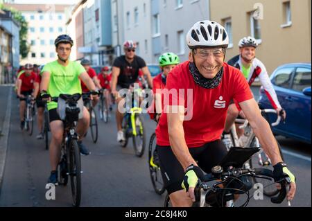 Heilbronn, Deutschland. Juli 2020. Der ehemalige Rennradfahrer Orwin Czarnowski fährt vor Schulkindern beim Start des Rolling Classroom nach Berlin. Czarnowski will Schülern auf dieser Fahrradtour ein Verständnis von Geschichte und Natur vermitteln und ihnen unter anderem umweltfreundliches Verhalten vermitteln. Quelle: Sebastian Gollnow/dpa/Alamy Live News Stockfoto