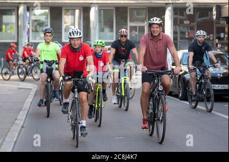 Heilbronn, Deutschland. Juli 2020. Der ehemalige Rennradfahrer Orwin Czarnowski (l.) und Thomas Strobl (CDU), Minister des Innern, Digitalisierung und Migration Baden-Württembergs, fahren beim Start des "rollenden Klassenzimmers" nach Berlin vor Schulkindern. Czarnowski hat sich auf dieser Fahrradtour zum Ziel gesetzt, Schülern unter anderem ein Verständnis von Geschichte und Natur zu vermitteln und ihnen umweltfreundliches Verhalten beizubringen. Quelle: Sebastian Gollnow/dpa/Alamy Live News Stockfoto