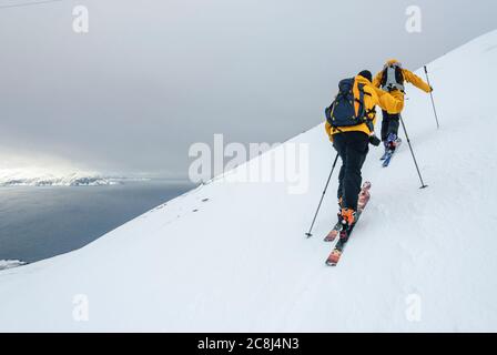 Skibergsteiger beim Bergsteigen in den nördlichen norwegischen lyngenalpen Stockfoto