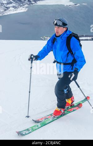 Skibergsteiger beim Bergsteigen in den nördlichen norwegischen lyngenalpen Stockfoto