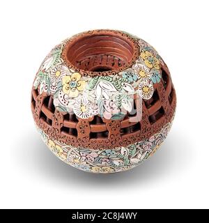Dekorative Keramikvase mit buntem Blumenmuster auf weißem Hintergrund. Stockfoto