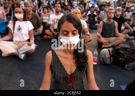 Die Demonstranten führen Yoga durch, als Tausende von Demonstranten vor dem offiziellen Wohnsitz von Premierminister Benjamin Netanjahu in Jerusalem massierten und seinen Rücktritt wegen seiner Korruptionsvorwürfe und wegen der Misswirtschaft der Coronavirus-Krise forderten und der Demokratie in Jerusalem, Israel, schaden. Stockfoto