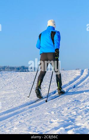 Entspannte Tour auf cc-Ski im klassischen Stil in winterlicher Natur Stockfoto