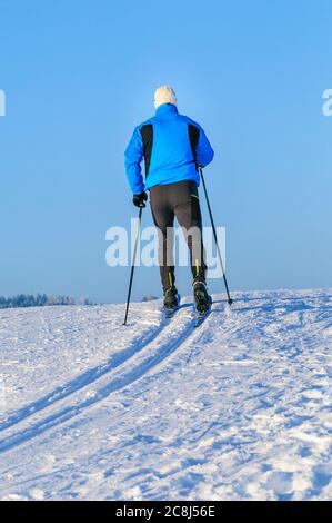 Entspannte Tour auf cc-Ski im klassischen Stil in winterlicher Natur Stockfoto