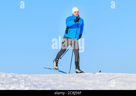 Entspannte Tour auf cc-Ski im klassischen Stil in winterlicher Natur Stockfoto