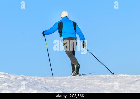 Entspannte Tour auf cc-Ski im klassischen Stil in winterlicher Natur Stockfoto