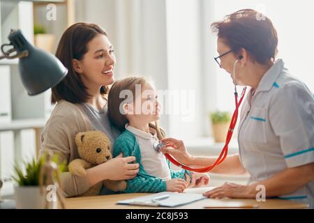 Kind Mädchen und ihre Mutter bei einem Arzttermin Stockfoto