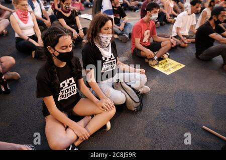 Demonstranten mit Gesichtsmaske wegen der COVID-19-Coronavirus-Pandemie führen Yoga durch, als Tausende von Demonstranten vor dem offiziellen Wohnsitz von Premierminister Benjamin Netanjahu in Jerusalem massierten, um seinen Rücktritt wegen seiner Korruptionsvorwürfe und der so genannten Misswirtschaft der Coronavirus-Krise zu fordern und der Demokratie in Jerusalem, Israel, zu schaden. Stockfoto