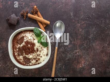 Phirni ist ein köstliches, süßes Reis-Indianer-Dessert. Stockfoto