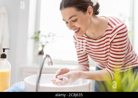 Die Person wascht die Hände, die mit Seife reiben. Schutz vor Coronavirus. Prävention, Hygiene zu stoppen Ausbreitung von Viren. Stockfoto