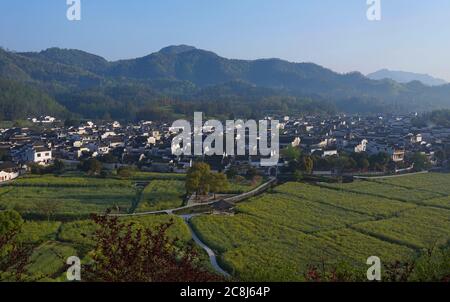 Xidi, alter Stadtbild Morgen des Huang Berges in China. Huizhou Architektur Stil, eine der typischen chinesischen alten Township Architekturen. Stockfoto