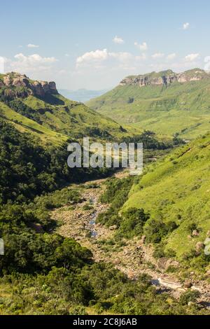 Der obere Fluss des Tugela Flusses, von einem der umliegenden Bergpfade aus gesehen, schlängelt sich durch den Drakensberg, Südafrika Stockfoto