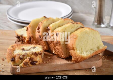 Köstliche Gourmet-Pfund-Kuchen mit Nüssen auf einem Schneidebrett geschnitten Stockfoto