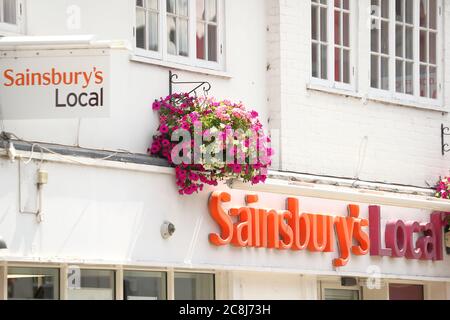 Schilder über einem Sainsbury's Local Shop in Marlow, UK Stockfoto