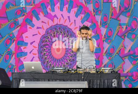Ein professioneller DJ, der auf einem Festival tatkräftig auftrat Stockfoto