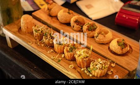 Indisches Chaat-Essen auf einem Food Festival Stockfoto