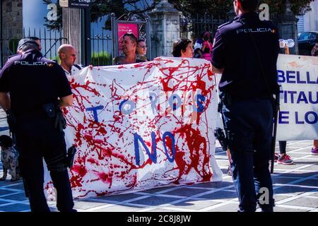 Ronda, Spanien - 06. September 2015: Protest gegen Tierquälerei während der Feria-Saison. Demonstranten sind gegen toro Festival in Andalusien, was Nachteile Stockfoto