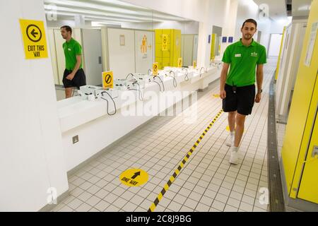 Allgemeine Ansicht eines Einbahnsystems in den Umkleideräumen des London Aquatic Centre im Queen Elizabeth Olympic Park, London, das als Indoor-Fitnessstudios, Schwimmbäder und Sportanlagen wieder eröffnet wird, kann im Rahmen der jüngsten Lockerung der Coronavirus-Sperrmaßnahmen in England wieder eröffnet werden. Stockfoto