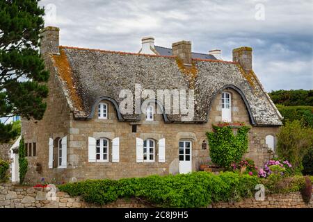 Wunderschönes bretonisch Haus mit seinen Schieferdächern. ÎLE DU SAINT-CADO, BRETAGNE, FRANKREICH Stockfoto
