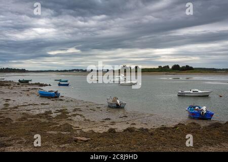 ÎLE DU SAINT-CADO, BRETAGNE, FRANKREICH: Blick auf den Fischereihafen, wo die Lastkähne bei Ebbe vor Anker liegen Stockfoto