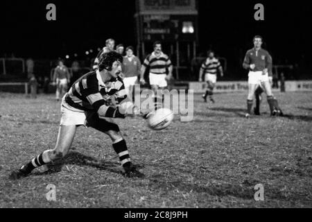 Taranaki und Neuseeland All Blacks Kapitän Graham Mourie, der den Ball während Taranakis Tourspiel gegen Llanelli RFC im Stradey Park, Llanelli am 6. März 1979 übergab. Stockfoto