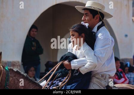 25. Mai 2015 - Tilcara, Argentinien: Gaucho-Präsentation während der Feier des Nationaltages Argentiniens (Mairevolution). Der 25. Mai ist jetzt Stockfoto