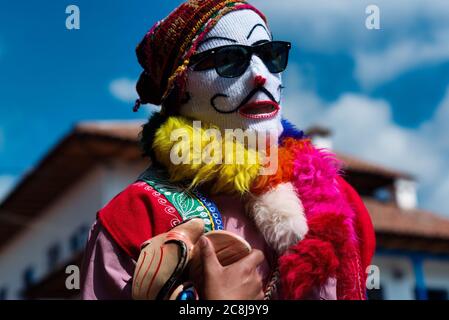 Unbekannter peruanischer Mann in traditioneller Kleidung während des Coyllority (Lord of Ice) Festivals, der wichtigsten indischen Prozession in Amerika, Plaza del A Stockfoto