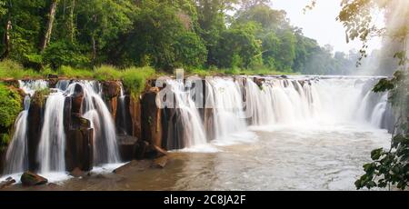 Landschaft von TAD Pha Suam Wasserfall bei Sonnenaufgang, reiner Wasserfall in einem tropischen Wald, Reiseziele in Süd-Laos. Stockfoto