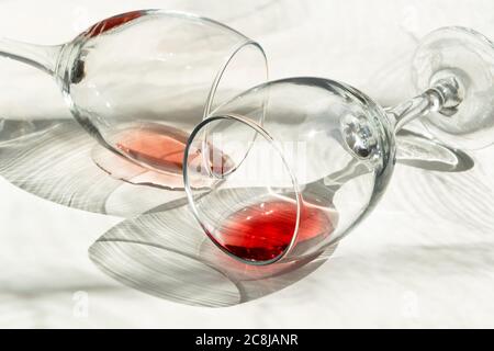 Abstrakte Weingläser, Kunstgläser Stockfoto