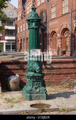 Eine Wasserpumpe am Straßenrand in Berlin-Spandau in der Gartenstadt Staaken; EINE Wasserpumpe am Straßenrand in Berlin-Spandau. Stockfoto