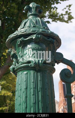 Eine Wasserpumpe am Straßenrand in Berlin-Spandau in der Gartenstadt Staaken; EINE Wasserpumpe am Straßenrand in Berlin-Spandau. Stockfoto